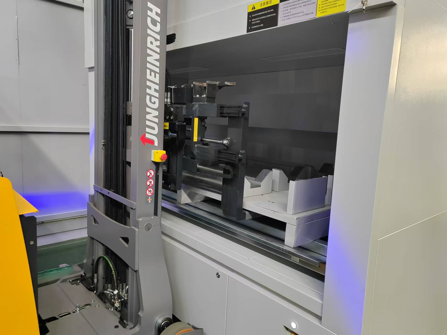 仓库层高被浪费?垂直升降柜:解锁仓储空间的隐藏潜力